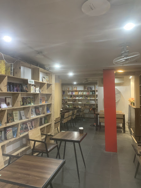 Photo of Đông Tây Cafe Sách Tạ Quang Bửu